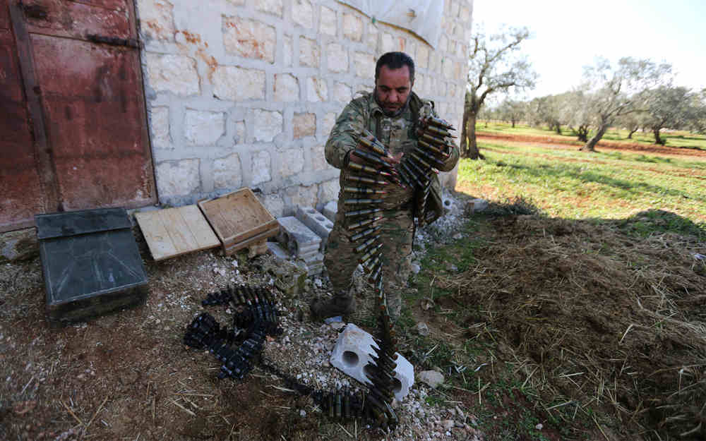 Combatientes rebeldes respaldados por Turquía se preparan para un ataque cerca de la aldea de Neirab en la provincia de Idlib, Siria, 20 de febrero de 2020. (Foto AP / Ghaith Alsayed)