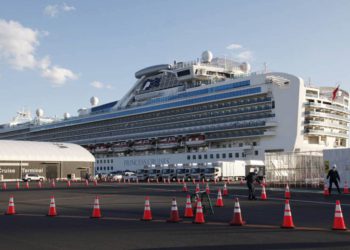 El crucero en cuarentena Diamond Princess ancló en el puerto de Yokohama en Yokohama, cerca de Tokio, el 18 de febrero de 2020. (Koji Sasahara / AP)