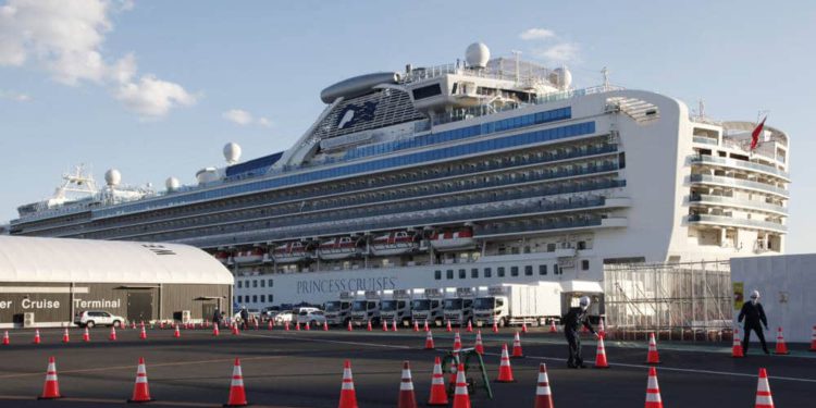 El crucero en cuarentena Diamond Princess ancló en el puerto de Yokohama en Yokohama, cerca de Tokio, el 18 de febrero de 2020. (Koji Sasahara / AP)