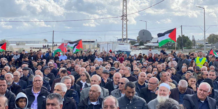 Cientos de israelíes árabes protestan contra el plan de Estados Unidos