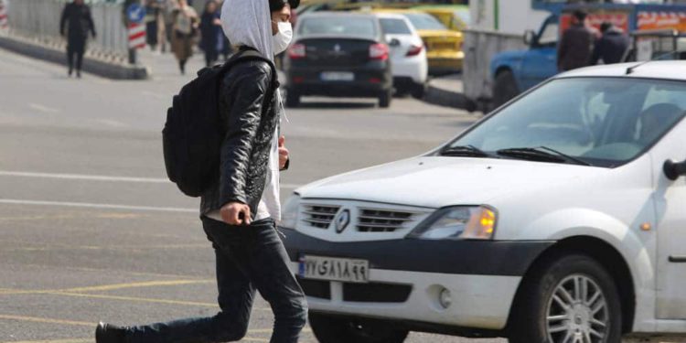 Irán ordena el cierre de escuelas tras aumento de muertes por coronavirus