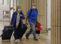 Israelíes que llegan desde Italia se trasladan libremente y toman el transporte público