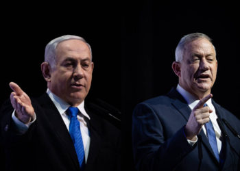 La foto compuesta muestra al primer ministro Benjamin Netanyahu, a la izquierda, y al jefe del partido Azul y Blanco, Benny Gantz, a la derecha, hablando por separado en una conferencia de prensa en Jerusalén, el 8 de diciembre de 2019. (Yonatan Sindel / Hadash Parush / Flash90)
