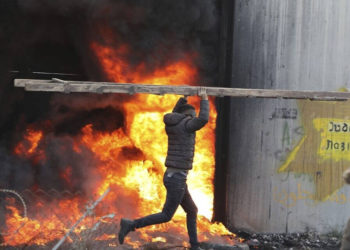 Palestinos arremeten contra soldados israelíes durante protestas contra el plan de Trump