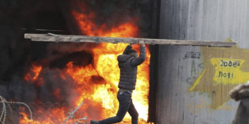 Palestinos arremeten contra soldados israelíes durante protestas contra el plan de Trump