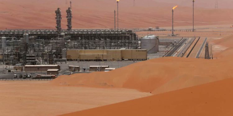 Arabia Saudita duplica su producción de petróleo mientras los precios se desploman