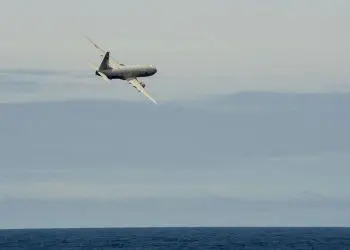 Un buque de guerra chino disparó un láser a un avión de EE.UU.