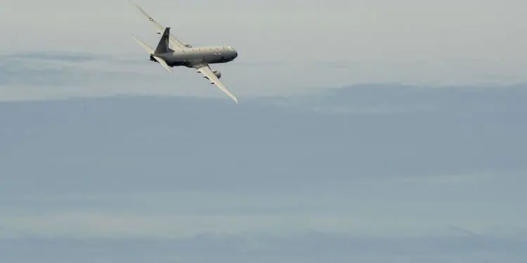 Un buque de guerra chino disparó un láser a un avión de EE.UU.