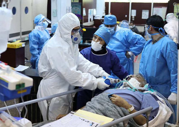 Irán enfrenta escasez de médicos y camas a medida que los casos de coronavirus aumentan