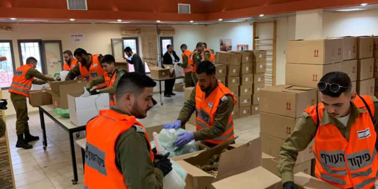 Soldados de Israel comienzan a distribuir bienes esenciales a los ancianos