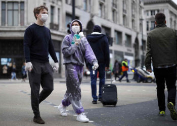 Máscaras y guantes no detienen la propagación del coronavirus, advierten expertos