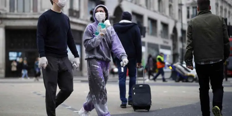 Máscaras y guantes no detienen la propagación del coronavirus, advierten expertos