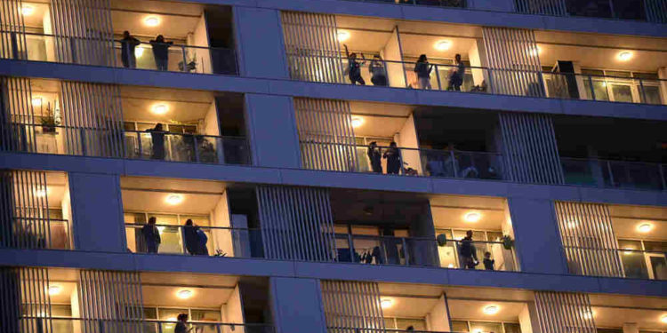 Israelíes elogian desde sus balcones al personal médico que lucha contra el coronavirus