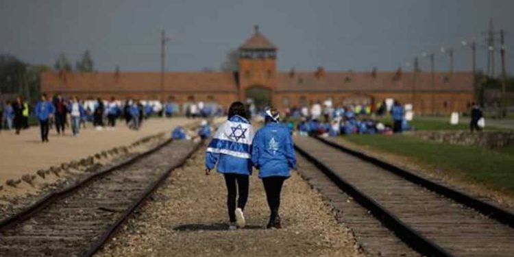 Museo de Auschwitz abre a los visitantes tras cierre debido al coronavirus