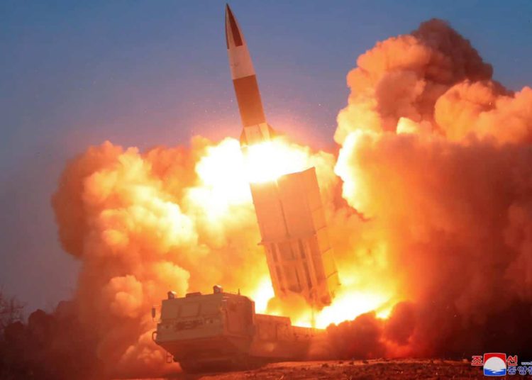 Corea del Norte dispara dos misiles