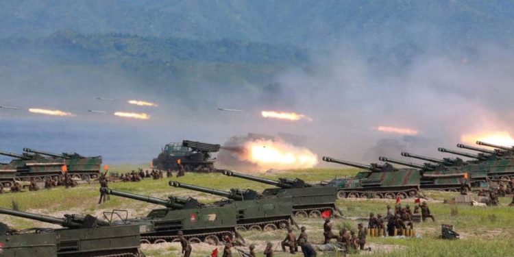 El líder norcoreano Kim supervisa un simulacro de artillería de largo alcance