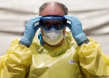 EE.UU. y Europa levantan restricciones pese a advertencias sanitarias
