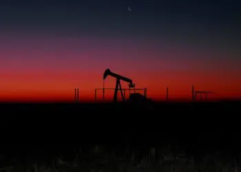 El petróleo cae a su mínimo en 18 años mientras se acumulan los inventarios