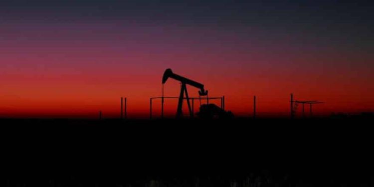 El petróleo cae a su mínimo en 18 años mientras se acumulan los inventarios