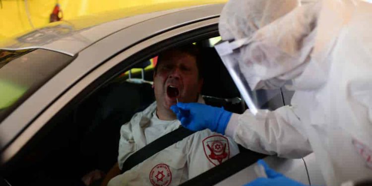 El 70% de pacientes con COVID-19 en Israel se infectaron por cepa que originada en EE.UU.