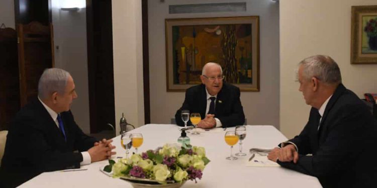 Rivlin negocia un gobierno de unidad con Netanyahu y Gantz