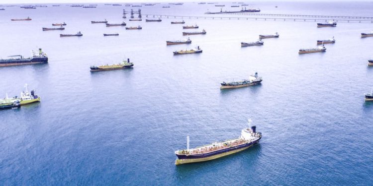 El exceso de petróleo almacenado en el mar comienza a reducirse