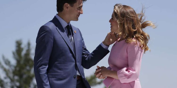 PM de Canadá Trudeau en cuarentena después de que su esposa diera positivo en la prueba de COVID-19