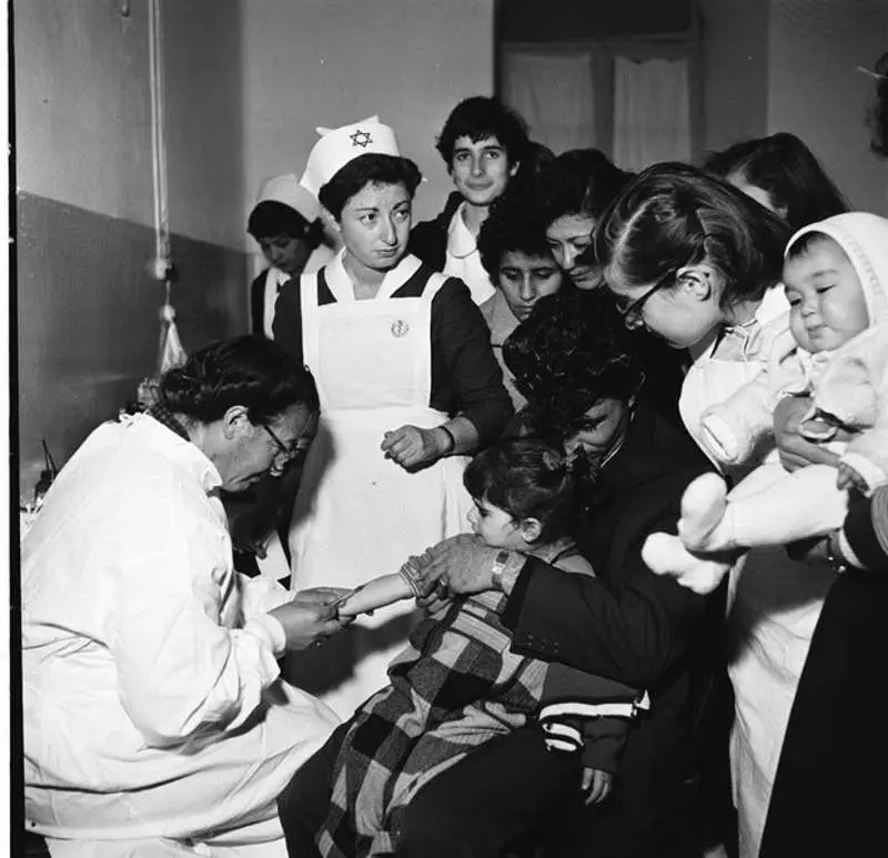 Vacunación contra la parálisis infantil en Jerusalén (Foto: Colección de fotos de Yehuda Eisenstark, Archivos estatales)