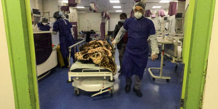 Irán eleva la cifra de muertes por coronavirus a 77