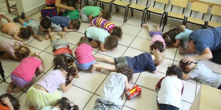 Escuelas de Israel ensayan respuesta a un ataque con misiles