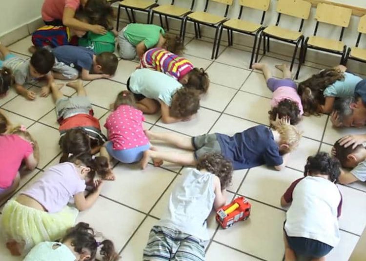 Escuelas de Israel ensayan respuesta a un ataque con misiles