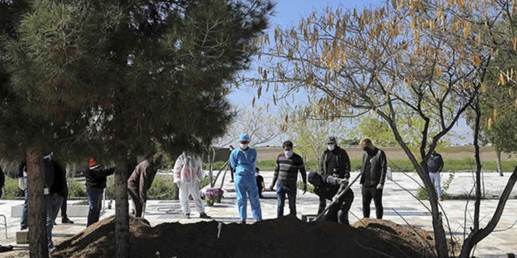 Irán cava 10 mil tumbas para víctimas de COVID-19 pero reclama menos de 5 mil muertes