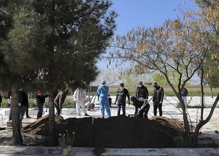 Irán cava 10 mil tumbas para víctimas de COVID-19 pero reclama menos de 5 mil muertes