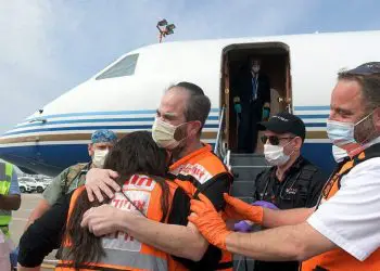 Fundador de United Hatzalah aterriza en Israel tras recuperarse del COVID-19