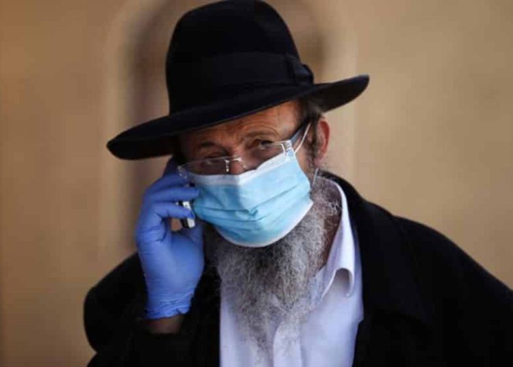 Israel producirá máscaras especiales para personas con barba por razones religiosas