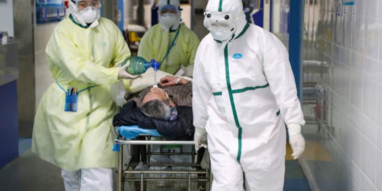 Reino Unido reporta casi mil muertes por coronavirus en un día