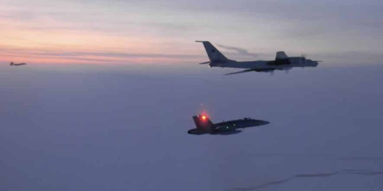 Aviones de combate F-22 de EE.UU. interceptan aviones rusos frente a Alaska