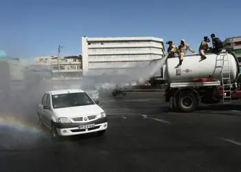 Irán exhibe suministros médicos, no misiles, en el “Día del Ejército”