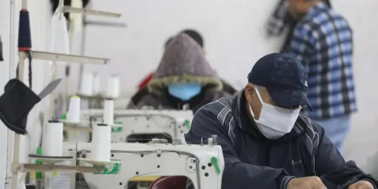 Empresas de Gaza fabrican equipos de protección para Israel