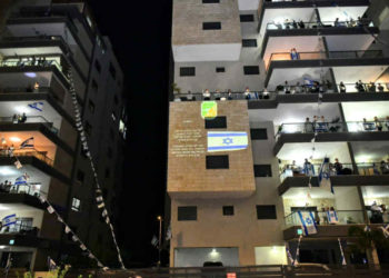 Israelíes cantan el Hatikva desde sus balcones para conmemorar el Día de los Caídos