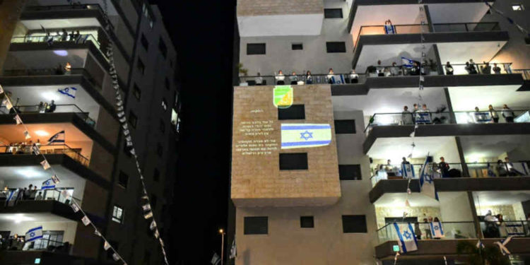 Israelíes cantan el Hatikva desde sus balcones para conmemorar el Día de los Caídos