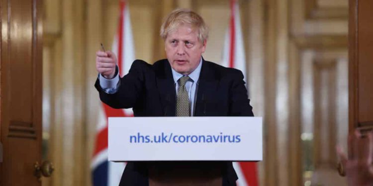 Boris Johnson permanece en cuidados intensivos mientras lucha contra el COVID-19
