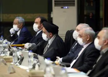 Irán enfrenta escasez de médicos y camas a medida que los casos de coronavirus aumentan
