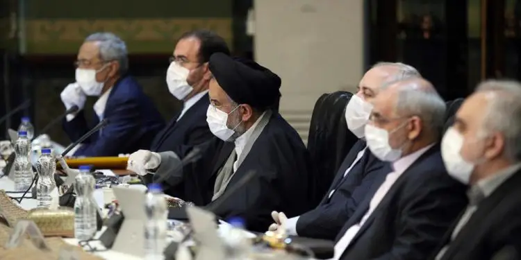 Irán enfrenta escasez de médicos y camas a medida que los casos de coronavirus aumentan