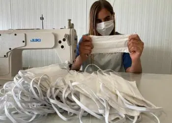 Israel fabrica máscaras médicas lavables que se adaptan a niños y adultos con barba