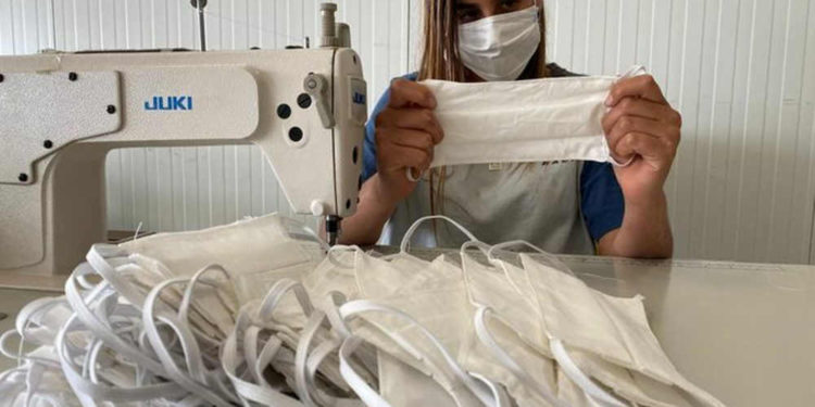 Israel fabrica máscaras médicas lavables que se adaptan a niños y adultos con barba