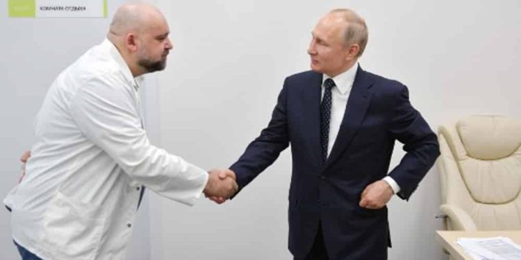 Médico que estrechó la mano de Putin da positivo a coronavirus