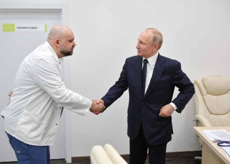 Médico que estrechó la mano de Putin da positivo a coronavirus