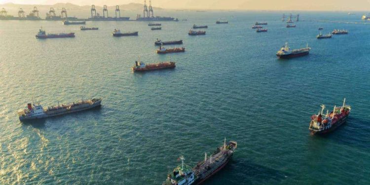 Una enorme flota de 117 petroleros está llevando crudo súper barato a China