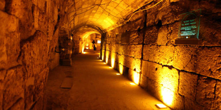 Experimenta un recorrido por los túneles del Muro Occidental desde tu sofá